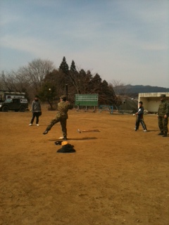 子どもたちと野球をする自衛隊員の方々