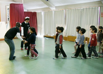 学生さんと園児が手をつないで入場