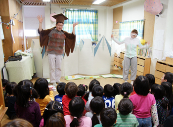 フクロウとアザラシに扮する学生さん