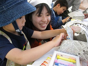 まずは新聞を折ってみよう！
