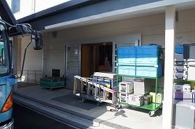 急いで設備の荷降ろし