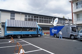 テレビ局の生中継車＆ソーラーパワートラック