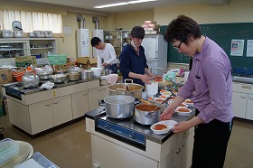 美味しい特製トマトパスタを準備中