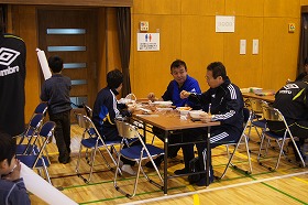 食事中の元サッカー日本代表監督の岡田武史さん