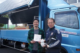 ソーラーパワートラックを前に岡田元監督と記念撮影！