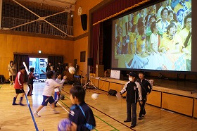 大興奮のあまり、サッカーボールを蹴って喜びを表現する子どもたち！
