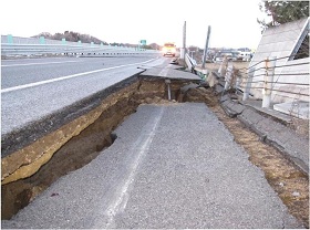 震災直後の高速道路の一部